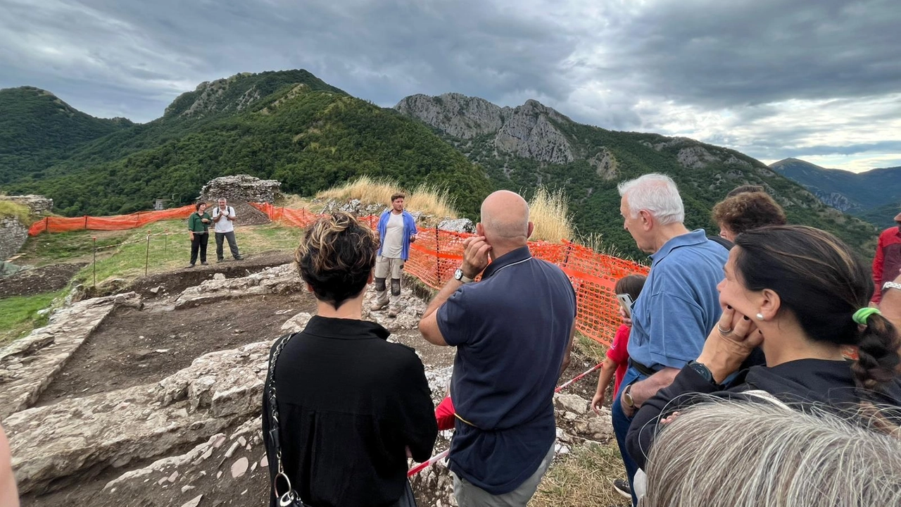 I tanti visitatori che martedì scorso, alla presenza di esperti, hanno fatto visita agli scavi della Rocca I tanti visitatori che martedì scorso, alla presenza di esperti, hanno fatto visita agli scavi della Rocca
