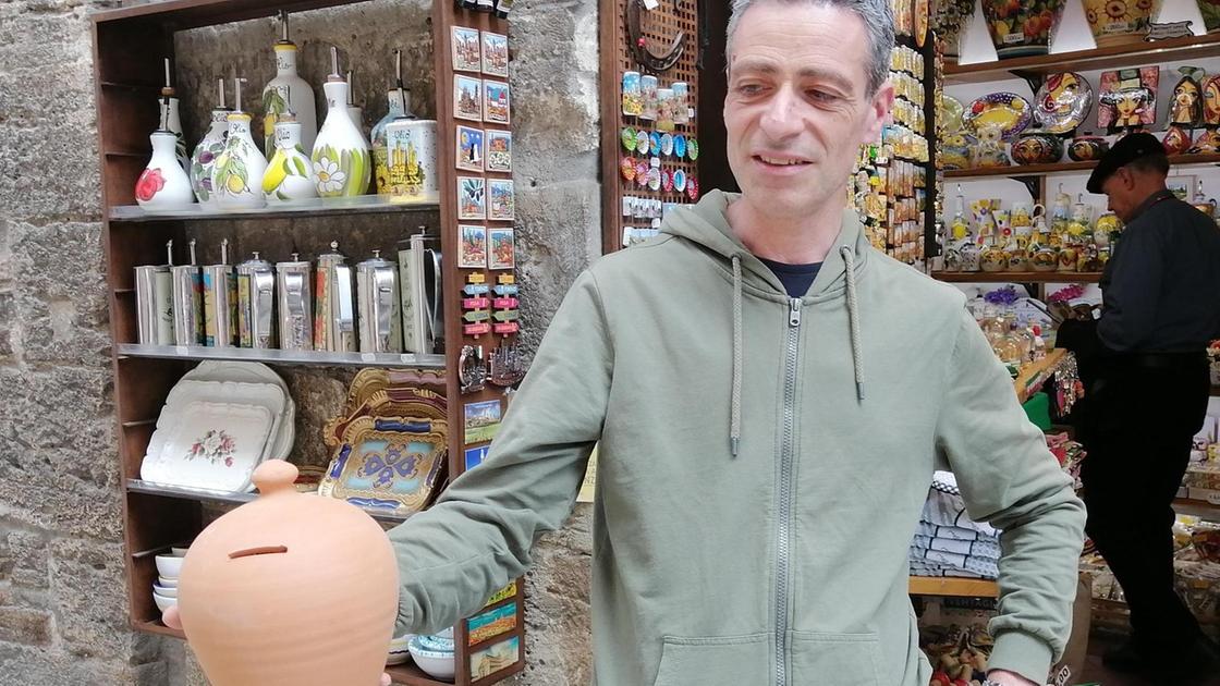 https://www.lanazione.it/image-service/view/acePublic/alias/contentid/NjNiOWExMDItMTRhZC00/0/rubati-i-porta-mance-tanti-casi-in-poche-ore.jpeg?f=16:9&w=1200&h=630