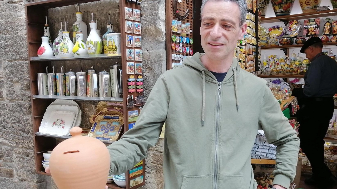 Caccia al ladro che sta facendo sparire dalle attività economiche a San Gimignano i salvadanai destinati alla raccolta delle mance Caccia al ladro che sta facendo sparire dalle attività economiche a San Gimignano i salvadanai destinati alla raccolta delle mance