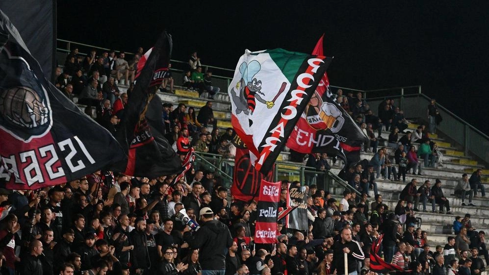 La curva Ovest stasera sarà piena: non c’è più un posto libero. Ma il sostegno ai rossoneri dovrà arrivare da tutto lo stadio La curva Ovest stasera sarà piena: non c’è più un posto libero. Ma il sostegno ai rossoneri dovrà arrivare da tutto lo stadio