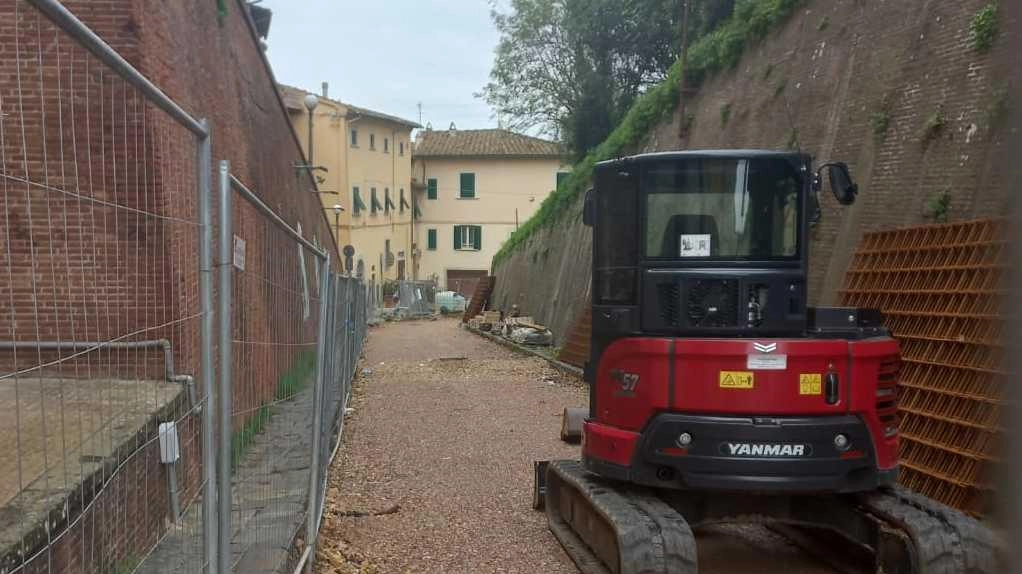 Via 2 Giugno a Santa Maria a Monte. La foto scattata il 23 ottobre dimostra come i lavori siano ancora totalmente fermi Via 2 Giugno a Santa Maria a Monte. La foto scattata il 23 ottobre dimostra come i lavori siano ancora totalmente fermi