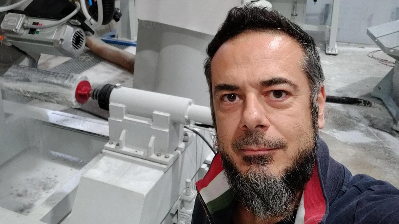 Il direttore tecnico di «Rolologica» Andrea Tognoni, con uno dei robot prodotti dall’azienda, interviene nel dibattito sollevato dagli artigiani della Piccola Atene