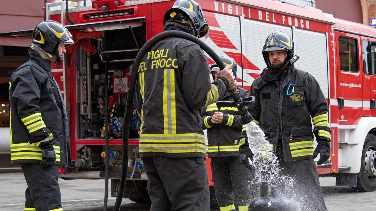 L'intervento dei vigili del fuoco su un incendio (Foto di repertorio) L'intervento dei vigili del fuoco su un incendio (Foto di repertorio)