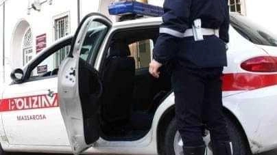 Un agente della polizia municipale di fronte al palazzo comunale Un agente della polizia municipale di fronte al palazzo comunale