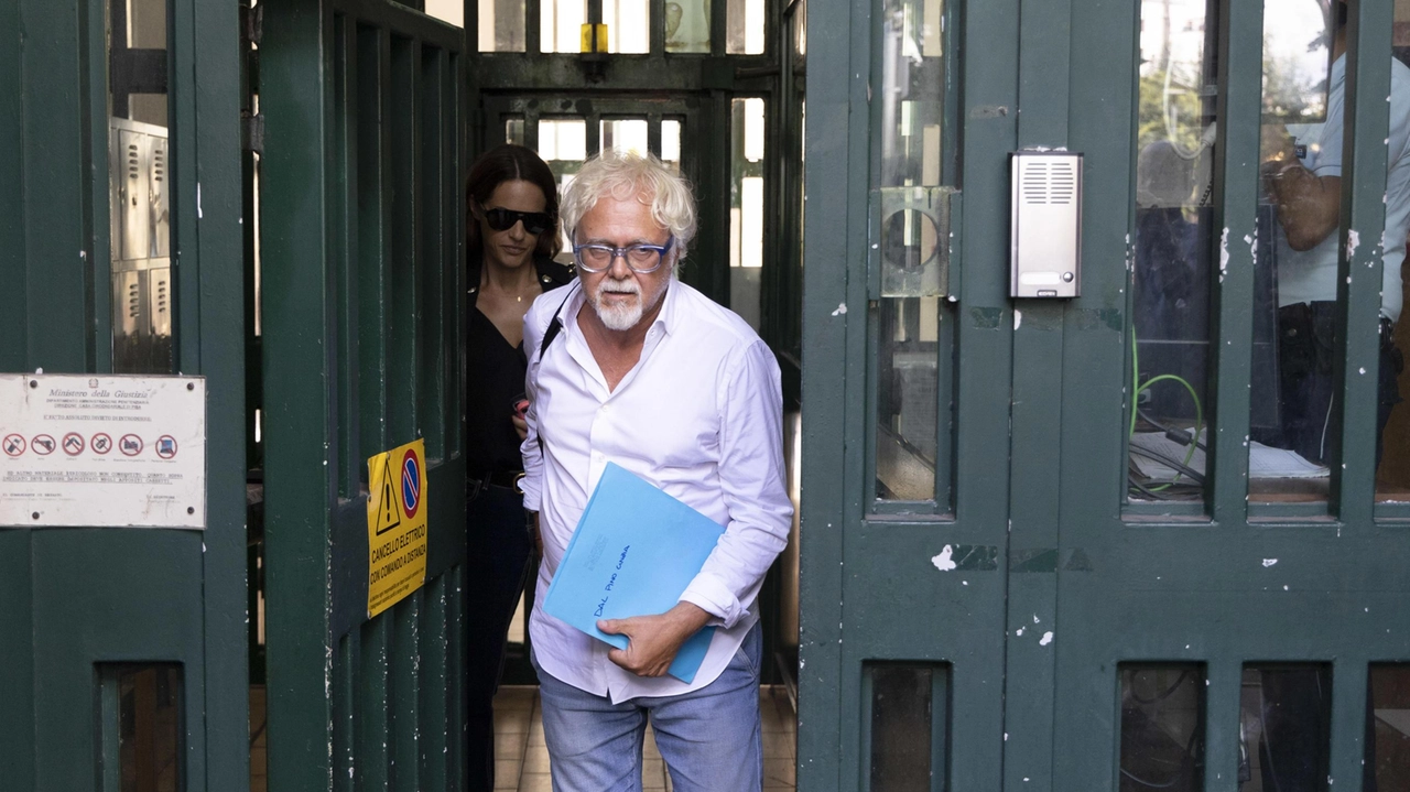 L’avvocato difensore Enrico Marzaduri esce dal carcere di Pisa dopo l’interrogatorio che ha portato alla scarcerazione della donna L’avvocato difensore Enrico Marzaduri esce dal carcere di Pisa dopo l’interrogatorio che ha portato alla scarcerazione della donna
