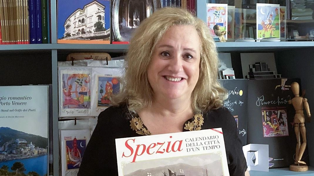 L’editrice Irene Giacché mostra una copia del calendario ’La città d’un tempo’ L’editrice Irene Giacché mostra una copia del calendario ’La città d’un tempo’