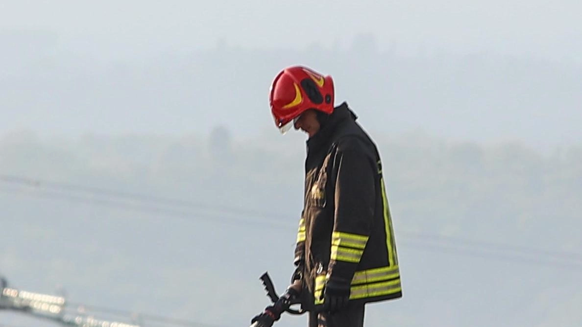 Le fasi di spengimento dell’incendio che ha coinvolto la palazzina in via Berlinguer Le fasi di spengimento dell’incendio che ha coinvolto la palazzina in via Berlinguer