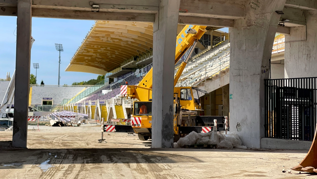 I lavori di restyling allo stadio Franchi di Firenze (Foto Marco Mori / New Press Photo) I lavori di restyling allo stadio Franchi di Firenze (Foto Marco Mori / New Press Photo)