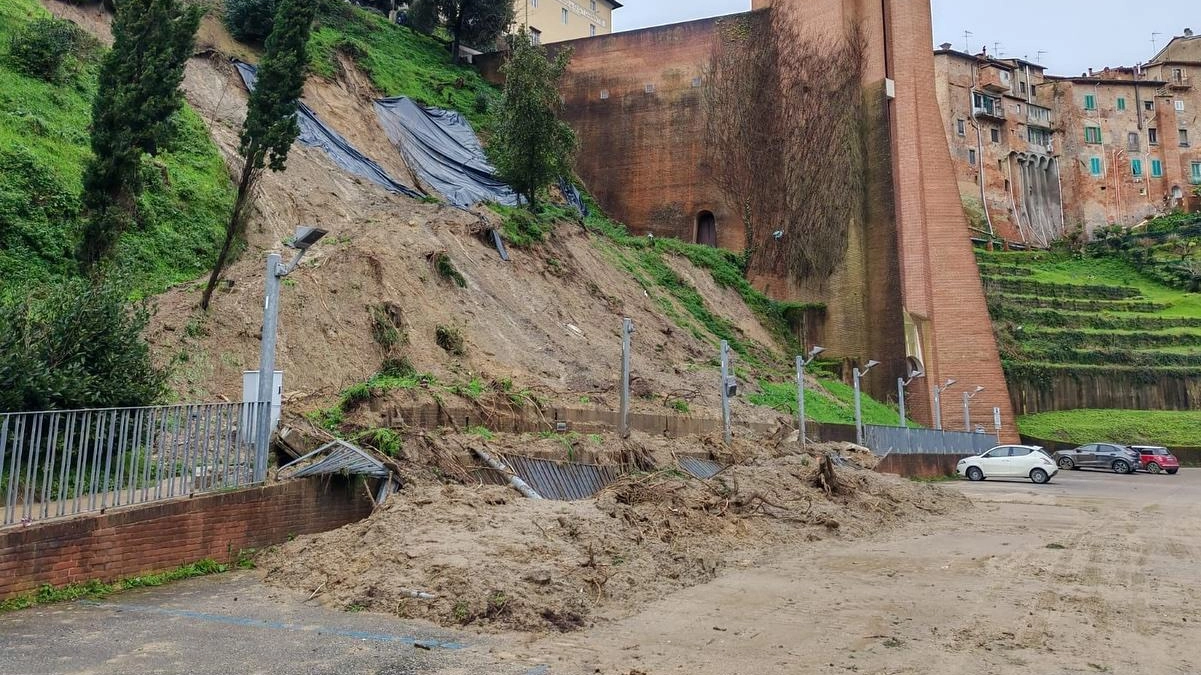 Il parcheggio del Cencione è stato parzialmente riaperto nel luglio scorso dopo quattro mesi di chiusura a causa della frana Il parcheggio del Cencione è stato parzialmente riaperto nel luglio scorso dopo quattro mesi di chiusura a causa della frana
