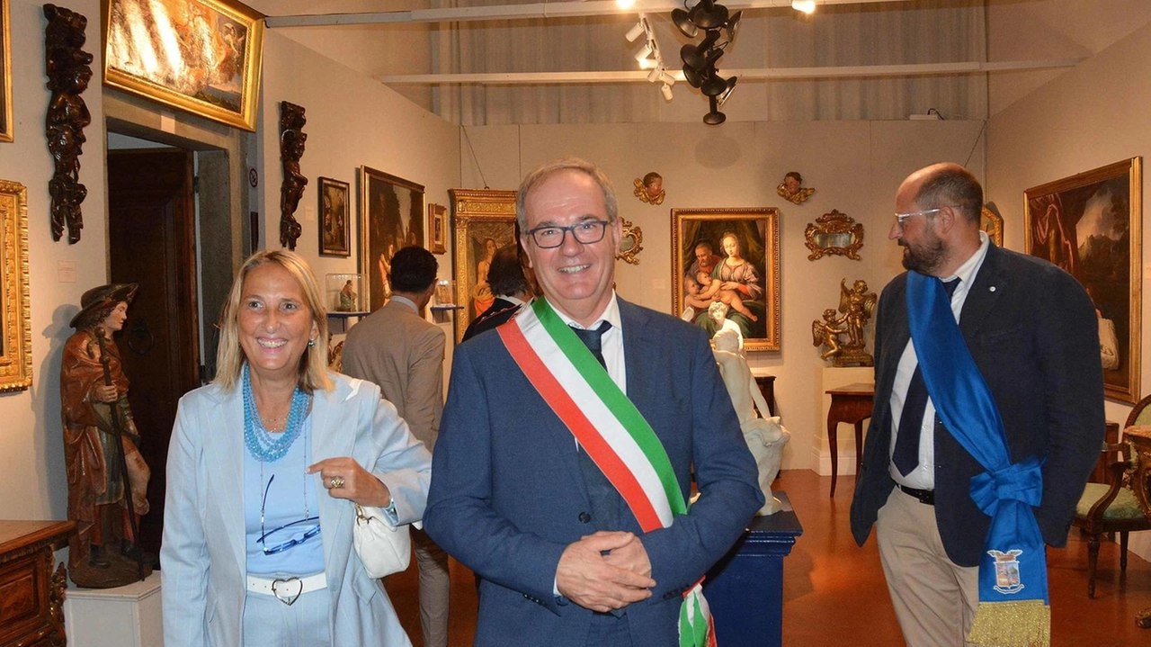 Ospiti clou alla cerimonia di inaugurazione; a destra visitatori alla mostra Ospiti clou alla cerimonia di inaugurazione; a destra visitatori alla mostra
