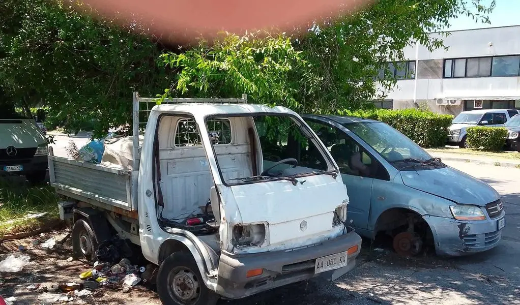 Cimiteri di auto lungo le strade. Ad Avenza, Battilana e Moneta più di 50 carcasse abbandonate