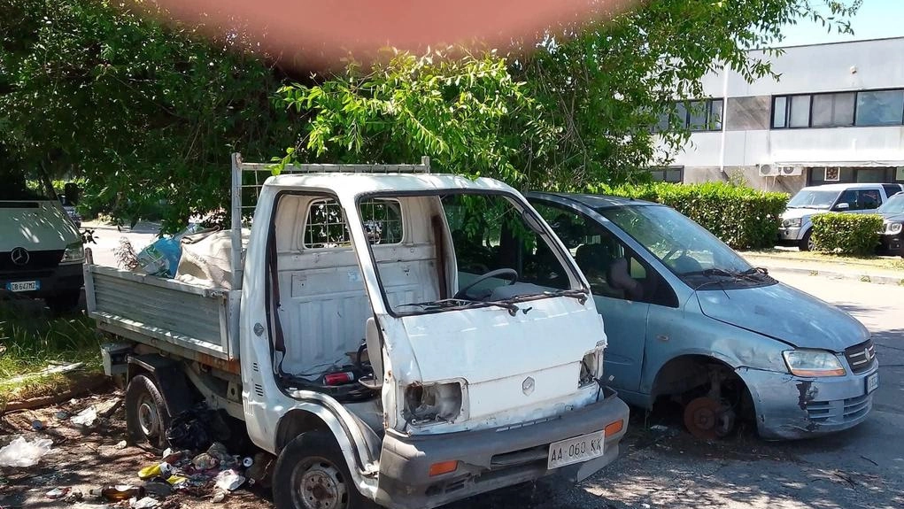 Dal Lavello a Battilana sono stati contati 51 veicoli abbandonati lungo le strade. I cittadini chiedono la rimozione al Comune alla Polizia municipale
