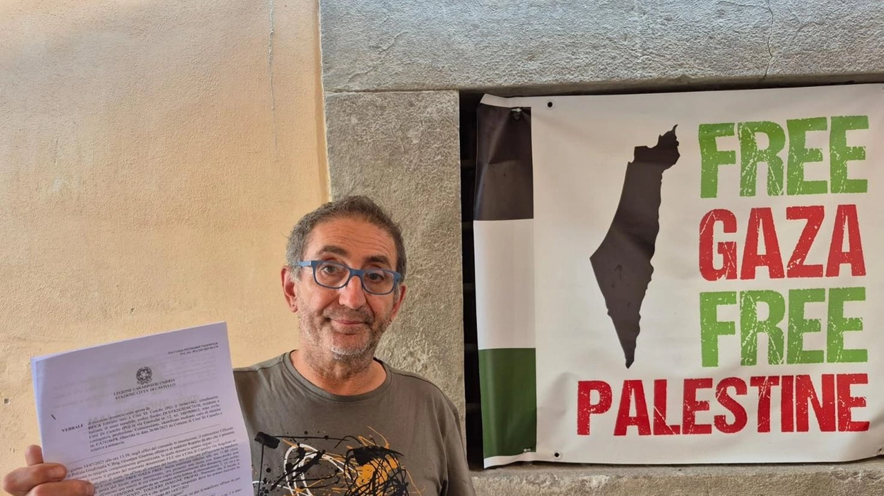 Il titolare del locale “Da Fez e Mauro“ con la denuncia presentata all’Arma Il titolare del locale “Da Fez e Mauro“ con la denuncia presentata all’Arma