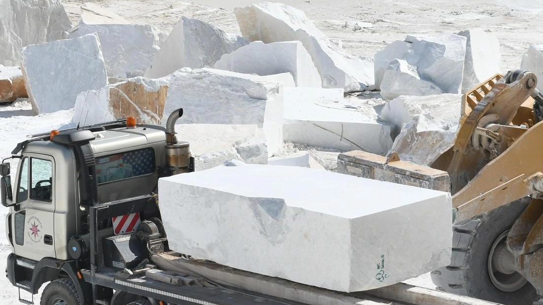 Le cave al centro di un contenzioso fra Comune e aziende che va avanti ormai da decenni. L’ultima vertenza riguarda la lavorazione in loco degli informi Le cave al centro di un contenzioso fra Comune e aziende che va avanti ormai da decenni. L’ultima vertenza riguarda la lavorazione in loco degli informi
