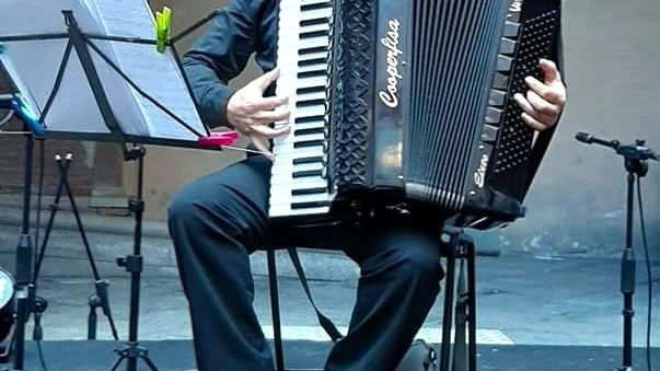 Nella splendida piazza Fieschi a Varese Ligure, arriva stasera il duo Cumbre, alla fisarmonica Gianluca Campi e alla chitarra Franco... Nella splendida piazza Fieschi a Varese Ligure, arriva stasera il duo Cumbre, alla fisarmonica Gianluca Campi e alla chitarra Franco...