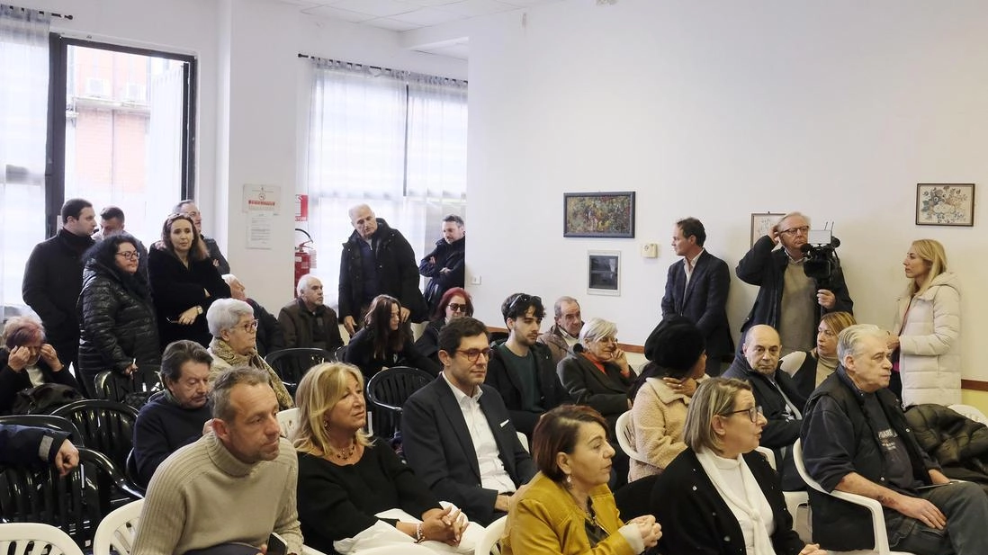 Residenti della zona e associazioni alla presentazione della rotatoria di Bottagna organizzata al centro sociale (servizio fotografico di Massimo Pasquali) Residenti della zona e associazioni alla presentazione della rotatoria di Bottagna organizzata al centro sociale (servizio fotografico di Massimo Pasquali)