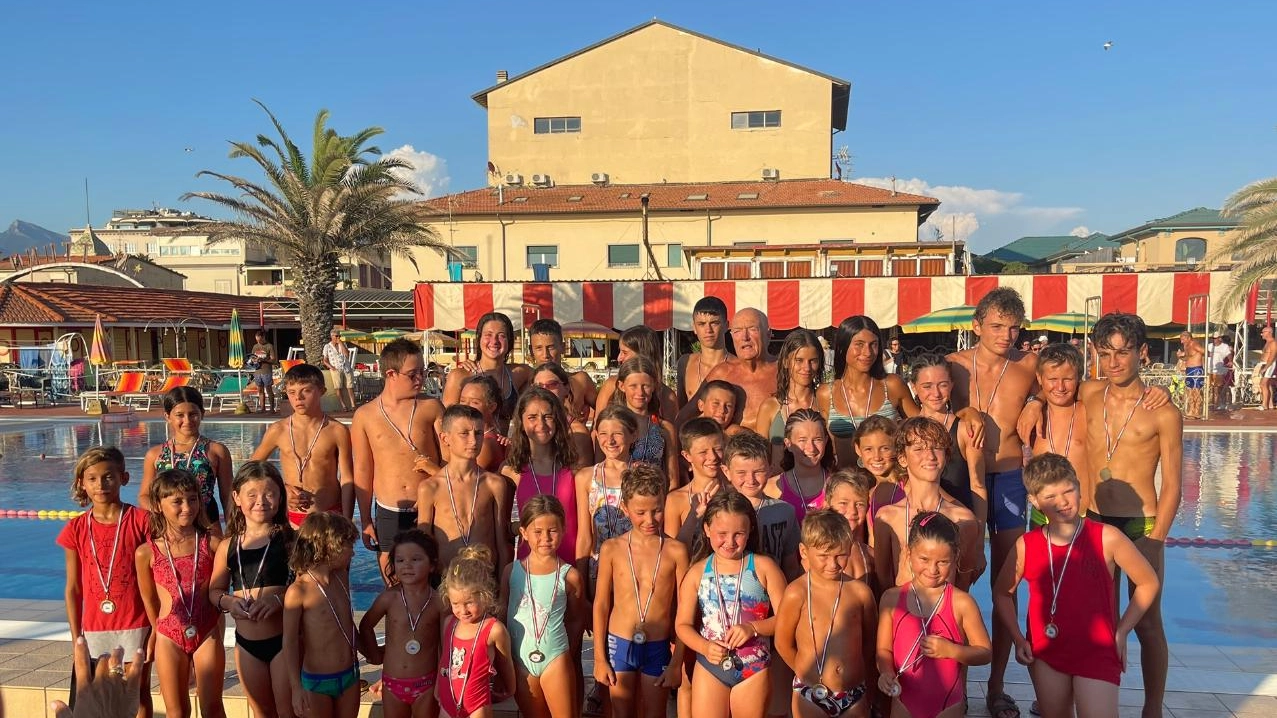 I giovani partecipanti alle gare di nuoto I giovani partecipanti alle gare di nuoto