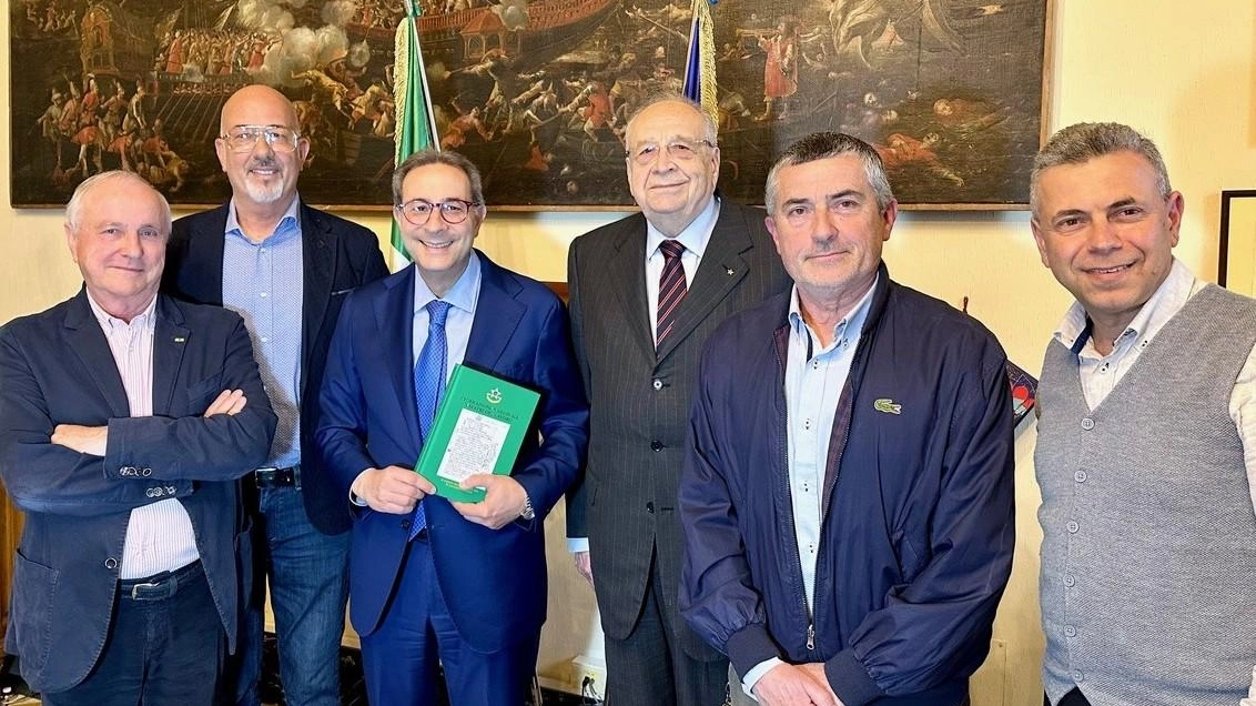I nuovi maestri del lavoro con il prefetto Guido Aprea e i rappresentanti provinciali della Federazione maestri