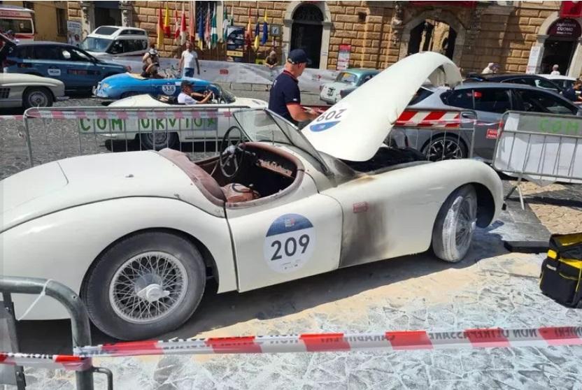 Mille Miglia, Mercedes prende fuoco a Orvieto; interviene la Polstrada Mille Miglia, Mercedes prende fuoco a Orvieto; interviene la Polstrada
