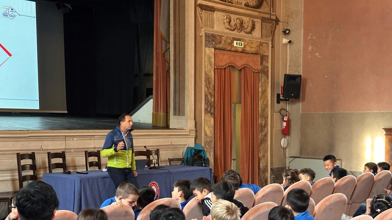 I piccoli studenti a lezione di numero unico di emergenza: il. 112 I piccoli studenti a lezione di numero unico di emergenza: il. 112
