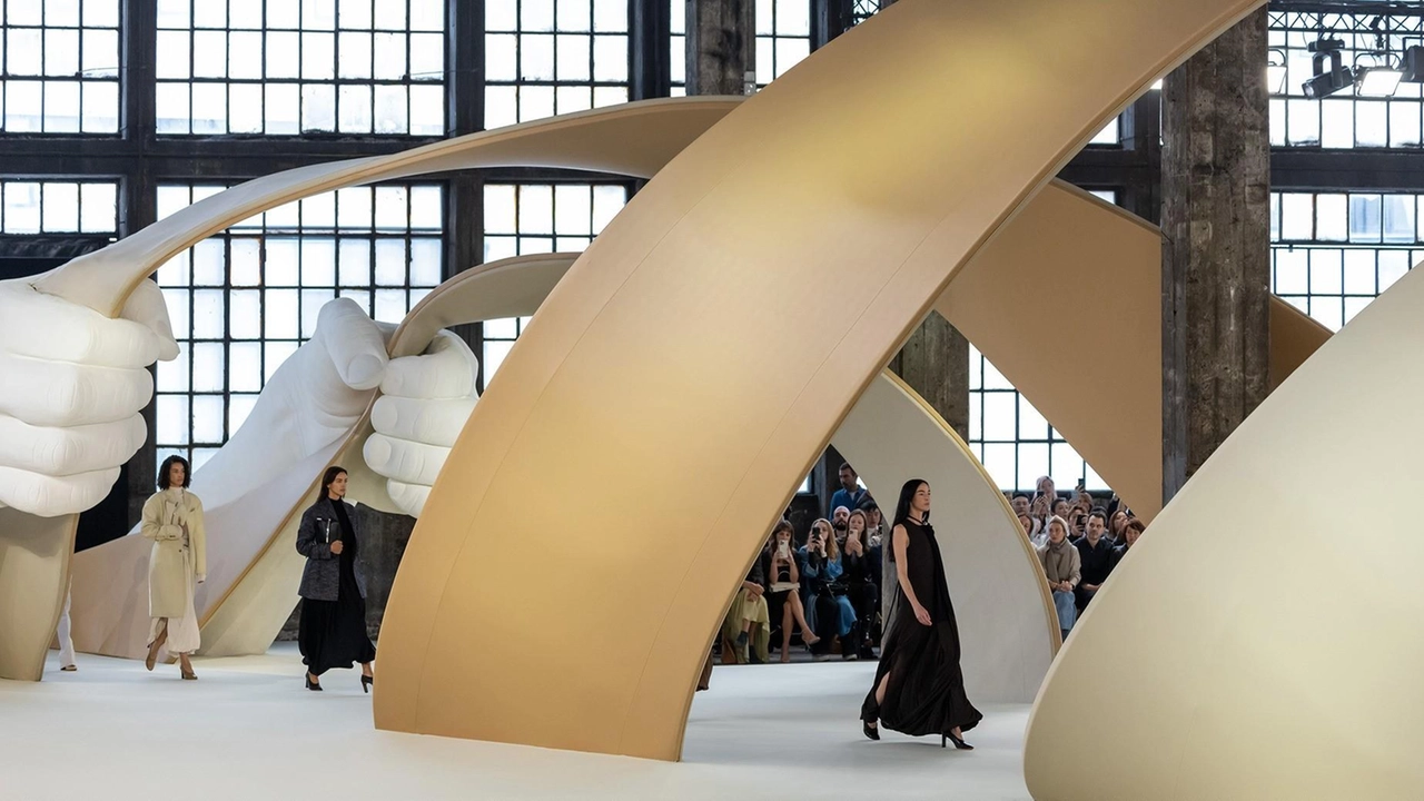 La sfilata Tod’s Donna Primavera-Estate 2025 tra le opere di Lorenzo Quinn La sfilata Tod’s Donna Primavera-Estate 2025 tra le opere di Lorenzo Quinn