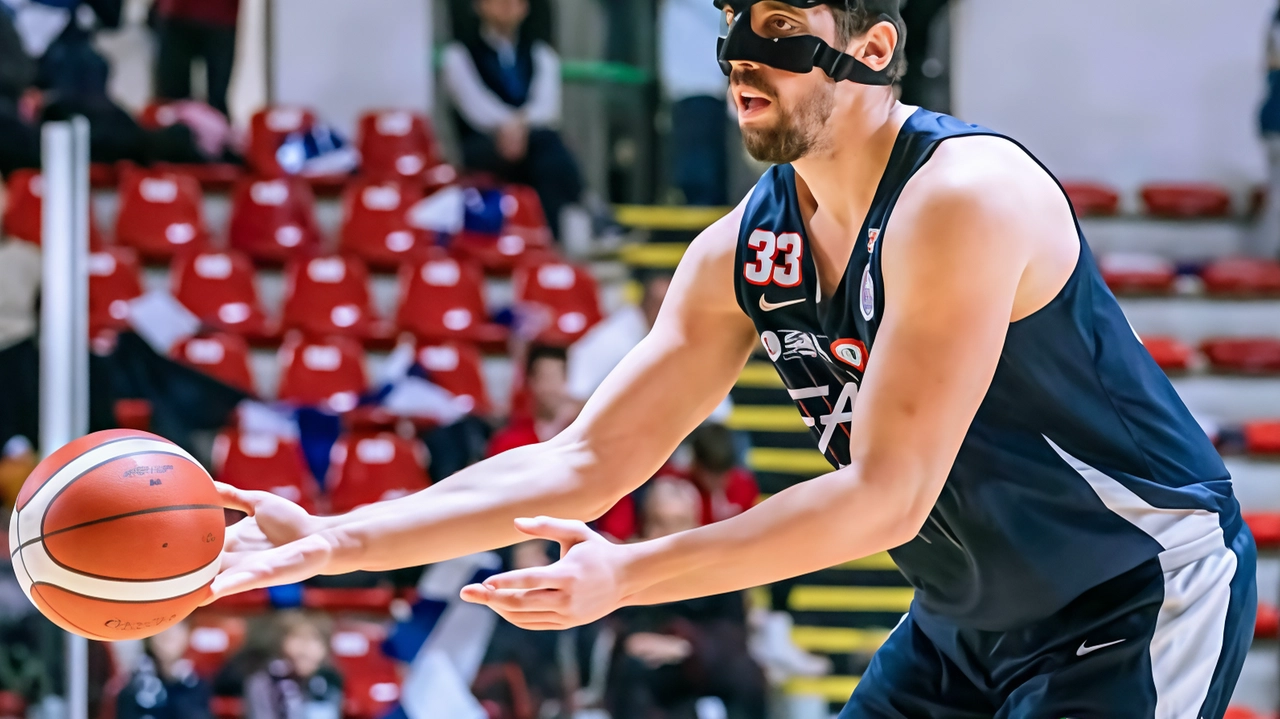 Solo 4 punti nella serata capitolina di Giorgio Sgobba: il lungo ha giocato con una maschera protettiva dopo la rottura del setto nasale in allenamento Solo 4 punti nella serata capitolina di Giorgio Sgobba: il lungo ha giocato con una maschera protettiva dopo la rottura del setto nasale in allenamento