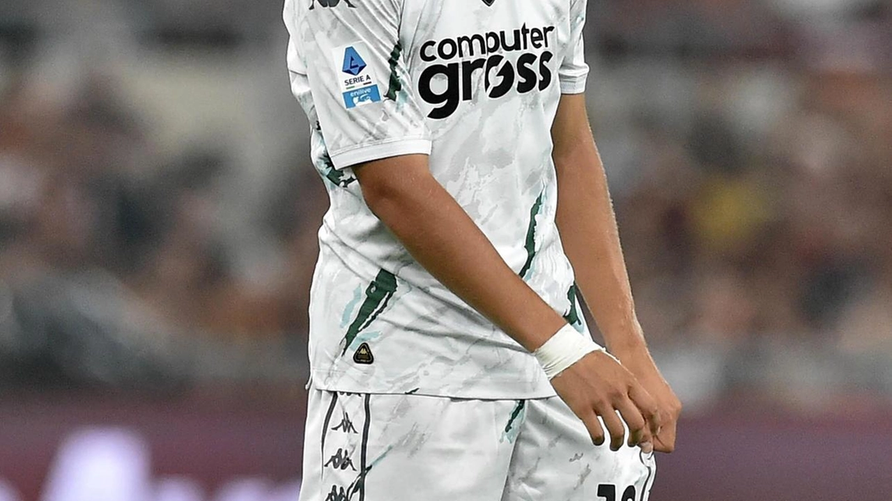 Il centrocampista Jacopo Fazzini è stato ceduto dall’Empoli Calcio alla Fiorentina per dieci milioni di euro; nella foto piccola, il direttore sportivo Gemmi Il centrocampista Jacopo Fazzini è stato ceduto dall’Empoli Calcio alla Fiorentina per dieci milioni di euro; nella foto piccola, il direttore sportivo Gemmi