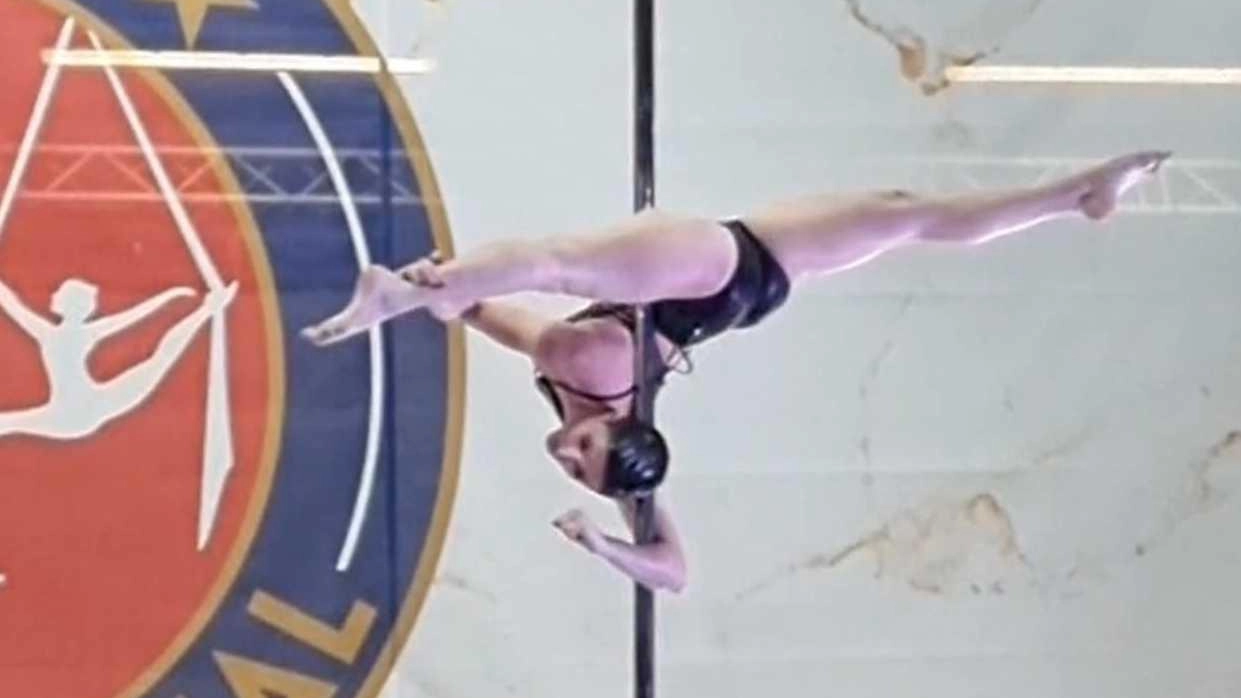 Ilaria Lenzi durante la performace nella gara di Coppa Italia Pole & Aerial under 40 Ilaria Lenzi durante la performace nella gara di Coppa Italia Pole & Aerial under 40