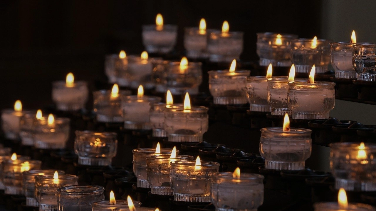 Candele accese simbolo di luce e devozione Candele accese simbolo di luce e devozione