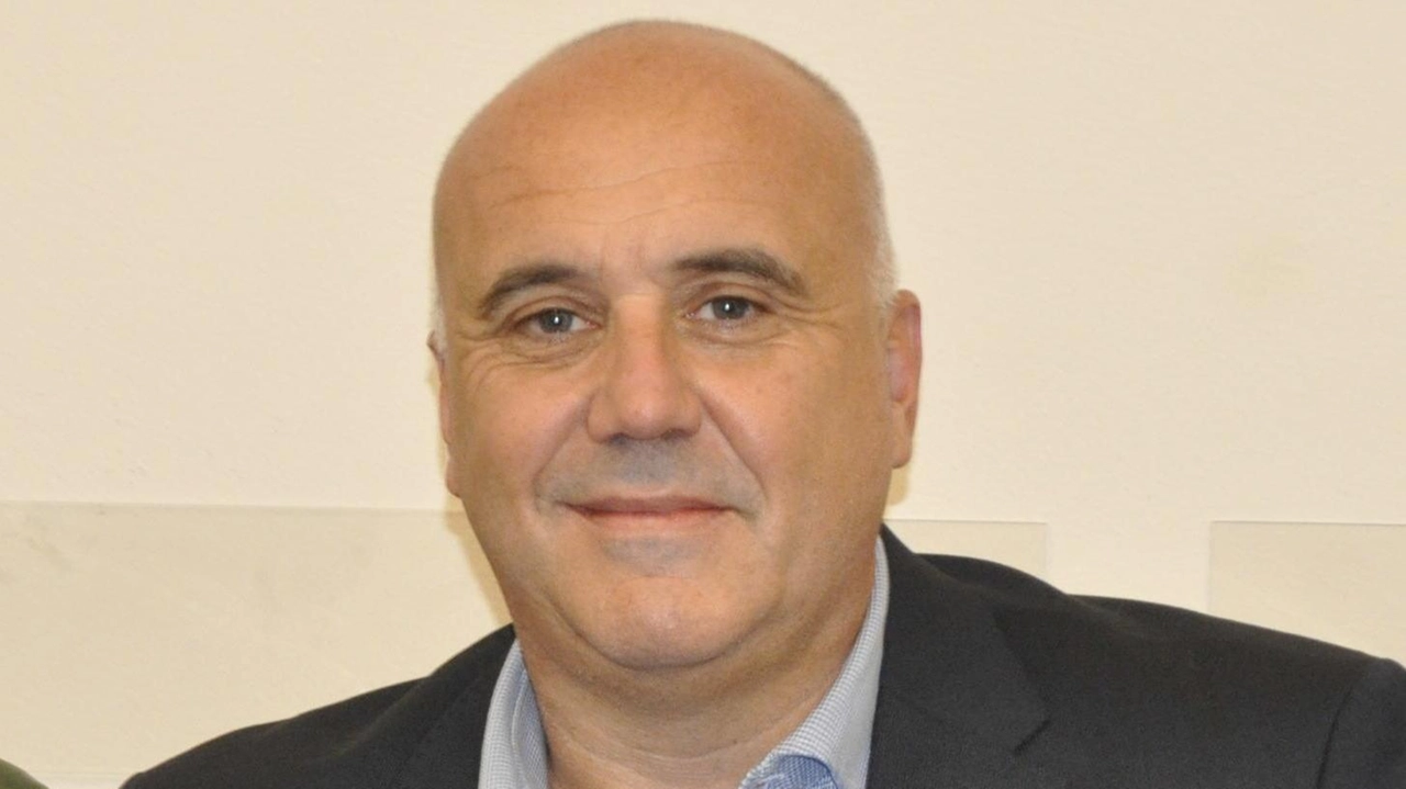 Il capogruppo PD a Grosseto critica il Comune per l'incertezza sul futuro dei balneari, confrontando la situazione con Castiglione della Pescaia. La delibera di giunta 527 del 28 dicembre 2023 ha accettato il differimento delle concessioni in attesa di una legislazione nazionale.