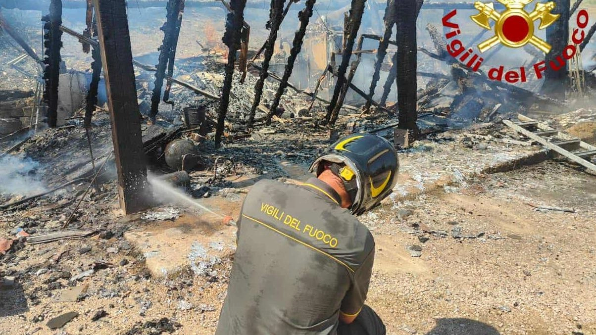 I vigili del fuoco del distaccamento di Orvieto insieme a queli provenienti da Perugia e Todi sono intervenuti a San Venanzo I vigili del fuoco del distaccamento di Orvieto insieme a queli provenienti da Perugia e Todi sono intervenuti a San Venanzo
