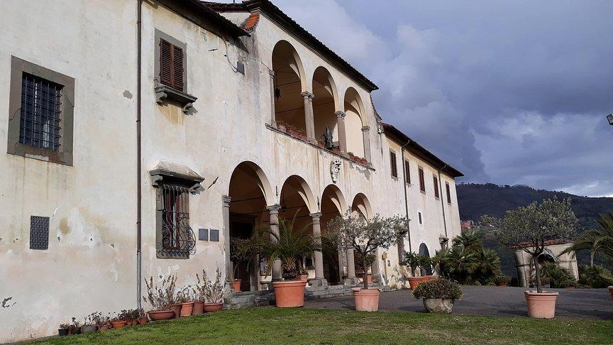 È di proprietà dell’Ordine dei frati minori di San Francesco Stimmatizzato. La struttura di fine 1400 sfiora i 40mila metri quadri e ha ampi spazi all’aperto. È di proprietà dell’Ordine dei frati minori di San Francesco Stimmatizzato. La struttura di fine 1400 sfiora i 40mila metri quadri e ha ampi spazi all’aperto.