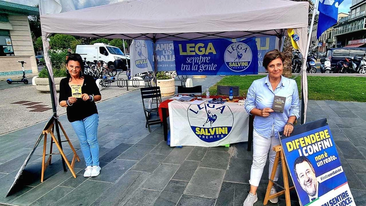 A Viareggio, oltre 360 cittadini firmano la petizione della Lega "Difendere i confini non è reato" in difesa di Matteo Salvini. L'iniziativa ha suscitato polemiche e ha visto anche nuove iscrizioni al partito. A Viareggio, oltre 360 cittadini firmano la petizione della Lega "Difendere i confini non è reato" in difesa di Matteo Salvini. L'iniziativa ha suscitato polemiche e ha visto anche nuove iscrizioni al partito.