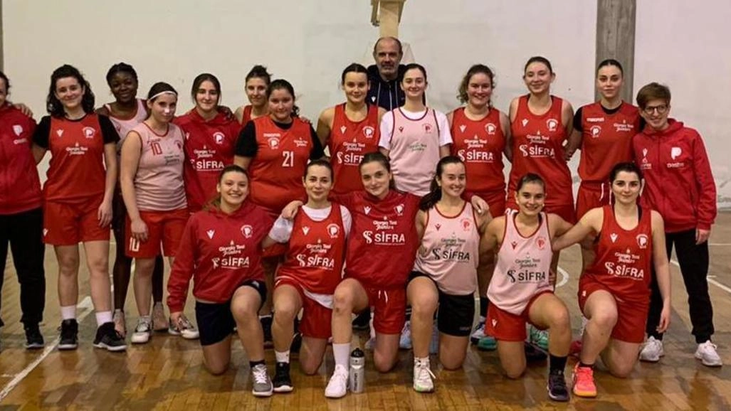 Roberto Brunamonti insieme alle ragazze del Pistoia Basket Roberto Brunamonti insieme alle ragazze del Pistoia Basket
