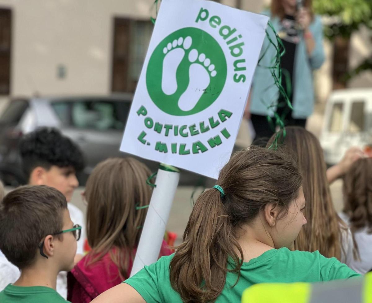 Pedibus, il servizio ora mette radici. Si cercano volontari da arruolare Pedibus, il servizio ora mette radici. Si cercano volontari da arruolare