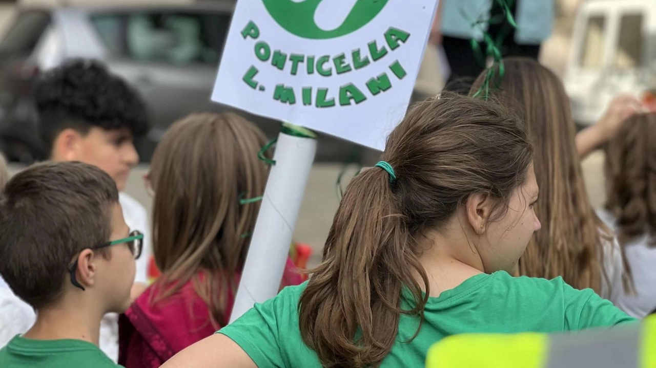 Ha avuto molto successo la sperimentazione del Pedibus, il rinnovato servizio di accompagnamento in sicurezza a piedi dei bambini... Ha avuto molto successo la sperimentazione del Pedibus, il rinnovato servizio di accompagnamento in sicurezza a piedi dei bambini...