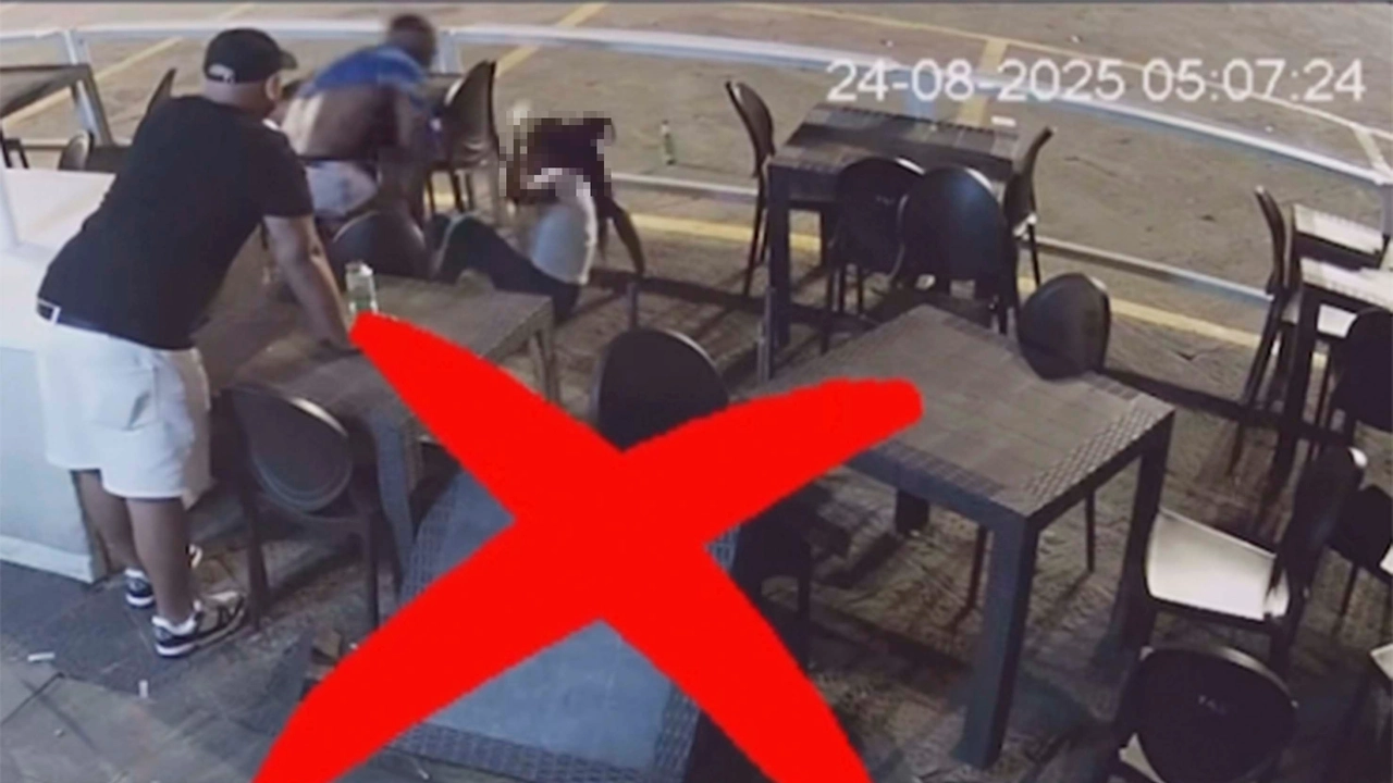L'aggressione ripresa dalla telecamera esterna del locale L'aggressione ripresa dalla telecamera esterna del locale