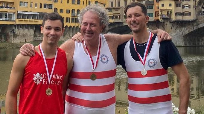 Il presidente Michele Nannelli (al centro) con due soci dei canottieri Ponte Vecchio al termine di una gara Il presidente Michele Nannelli (al centro) con due soci dei canottieri Ponte Vecchio al termine di una gara