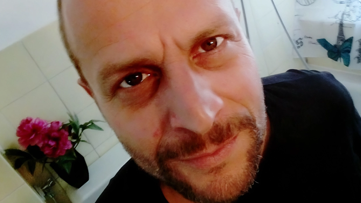 Una drammatica scoperta da parte della compagna che, una volta arrivata a casa, l’ha trovato a terra senza vita. Grande... Una drammatica scoperta da parte della compagna che, una volta arrivata a casa, l’ha trovato a terra senza vita. Grande...
