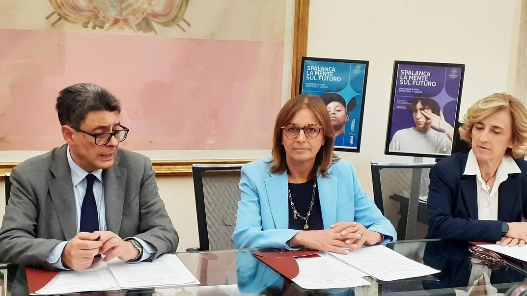Il rettore Roberto Di Pietra con. Paola Piomboni, presidente Scuola di Medicina Il rettore Roberto Di Pietra con. Paola Piomboni, presidente Scuola di Medicina