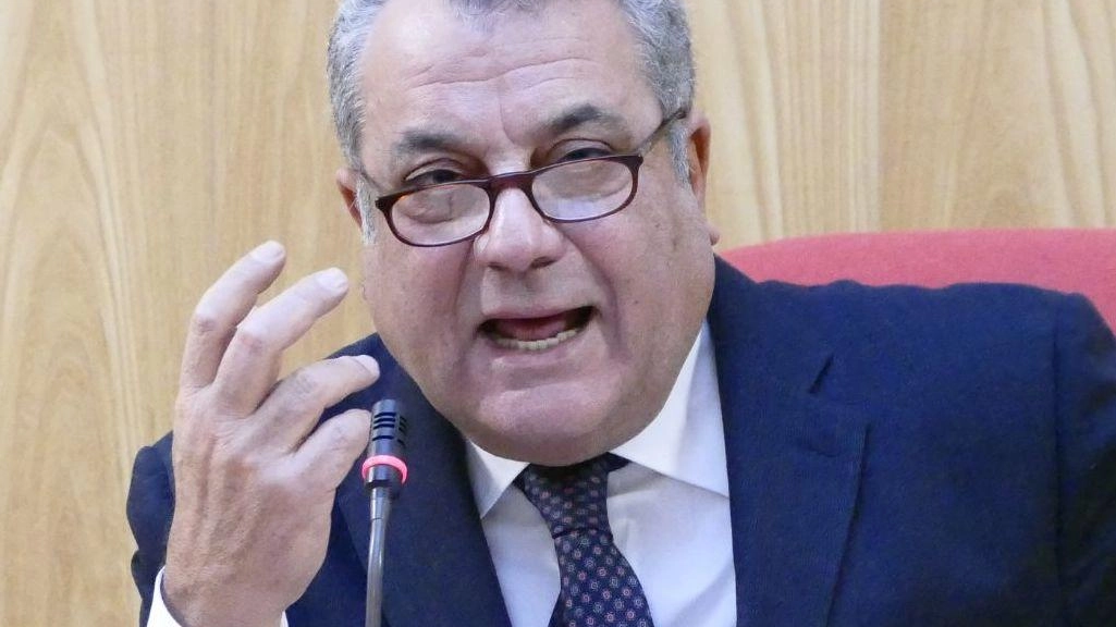 A Prato, la mancanza di magistrati minaccia il corretto funzionamento del tribunale: cinque giudici in partenza e un collegio penale soppresso a settembre. La situazione preoccupa il presidente Gratteri, che aveva già lanciato l'allarme in passato. A Prato, la mancanza di magistrati minaccia il corretto funzionamento del tribunale: cinque giudici in partenza e un collegio penale soppresso a settembre. La situazione preoccupa il presidente Gratteri, che aveva già lanciato l'allarme in passato.