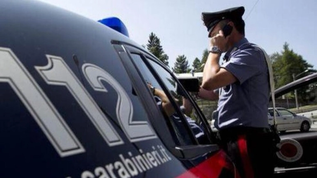 I vicini hanno chiamato i carabinieri che sono entrati in casa con l’aiuto dei vigili del fuoco