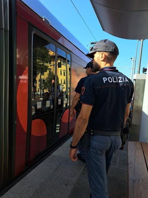 firenze controlli della pol tramvia fogli di via per due 25enni bosniache