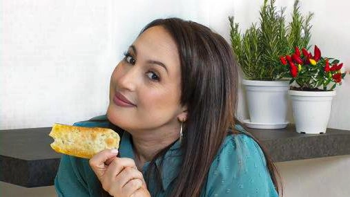 La food blogger umbertidese Monica Pannacci, diventata influencer con oltre un milione di follower, pubblica il libro "Provalo perchè è buonissimo" con 130 ricette cuore e tradizione umbra. Il volume sarà presentato il 17 settembre al Cinema Metropolis. La food blogger umbertidese Monica Pannacci, diventata influencer con oltre un milione di follower, pubblica il libro "Provalo perchè è buonissimo" con 130 ricette cuore e tradizione umbra. Il volume sarà presentato il 17 settembre al Cinema Metropolis.