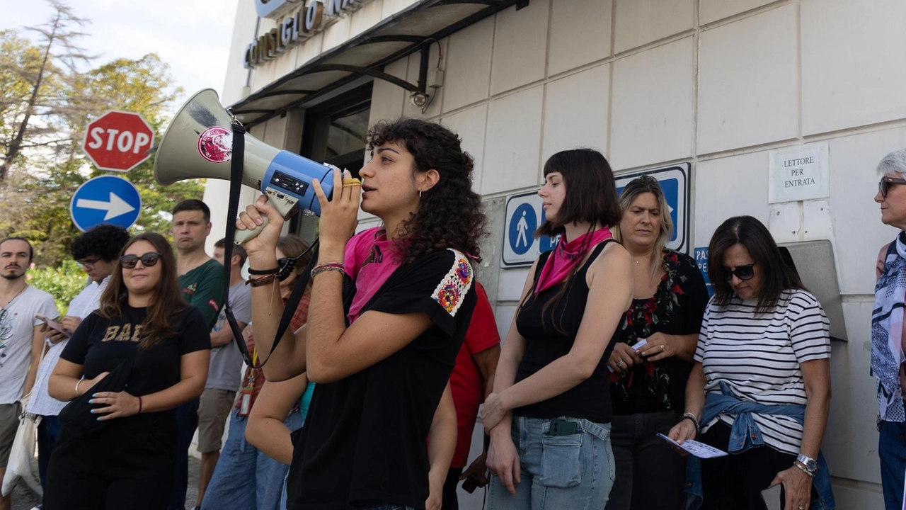 Un momento del corteo di protesta davanti al Cnr (Foto Del Punta) Un momento del corteo di protesta davanti al Cnr (Foto Del Punta)
