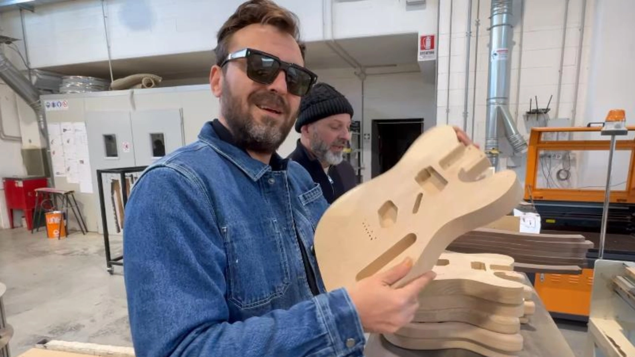 Cesare Cremonini alla Paoletti Guitars, realtà artigianale di Quarrata e eccellenza nella produzione di chitarre nota a livello internazionale (Dal video di Cesare Cremonini pubblicato su Instagram)