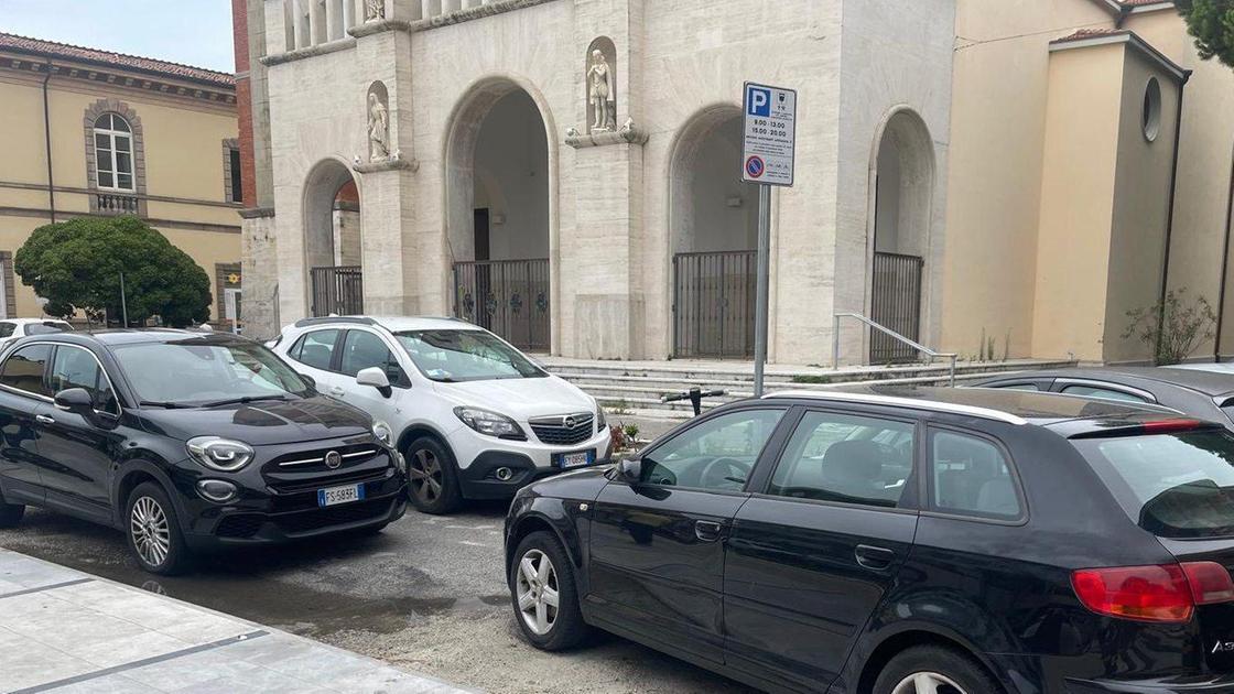 Panettoni anti auto sul sagrato Panettoni anti auto sul sagrato