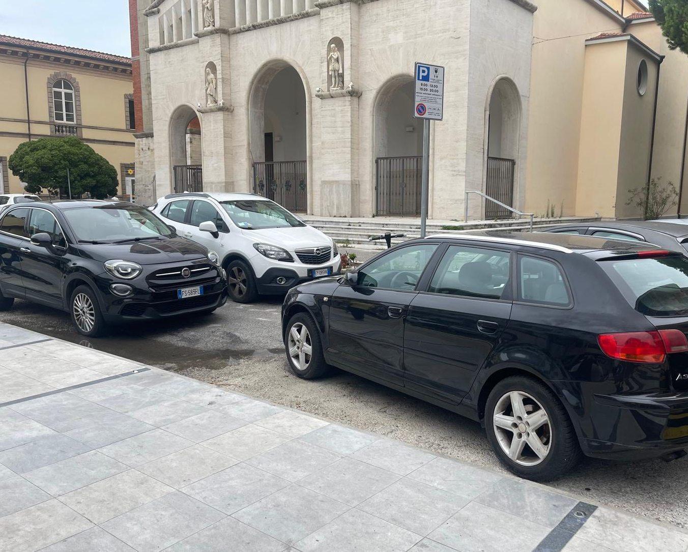 Panettoni anti-auto sul sagrato