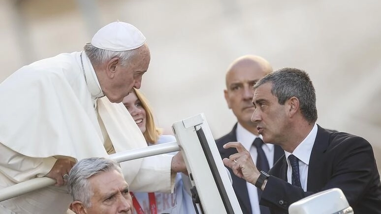 Gianluca Gauzzi Broccoletti, 54 anni, dal 2019 è il direttore dei servizi di sicurezza del Vaticano. Nella foto con Papa Francesco