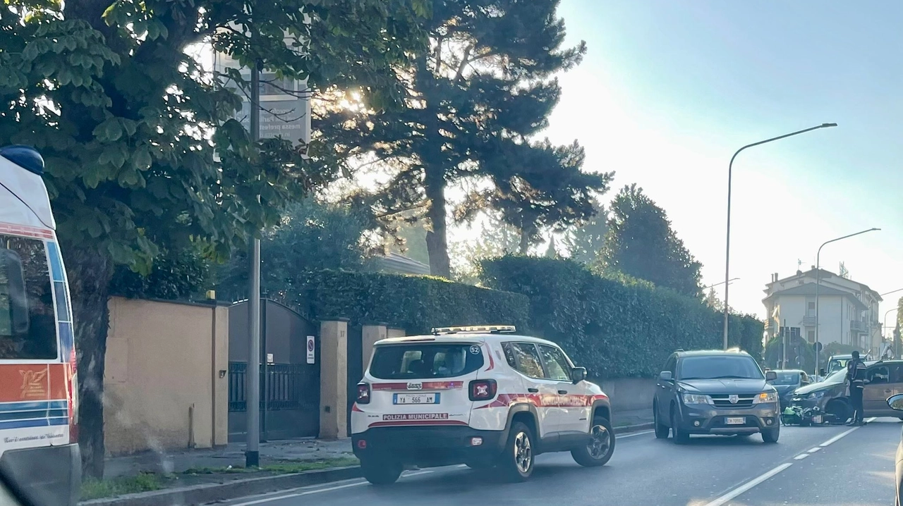 Incidente stradale a Prato nella mattinata del 4 novembre. Traffico bloccato alla Pietà Incidente stradale a Prato nella mattinata del 4 novembre. Traffico bloccato alla Pietà